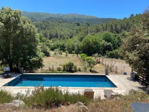 une piscine avec vue sur une montagne dans l'établissement CABASSOLs, à Vauvenargues
