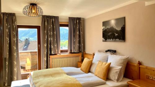Ένα ή περισσότερα κρεβάτια σε δωμάτιο στο Kölbl Apartments - Ferienwohnungen am Tegernsee