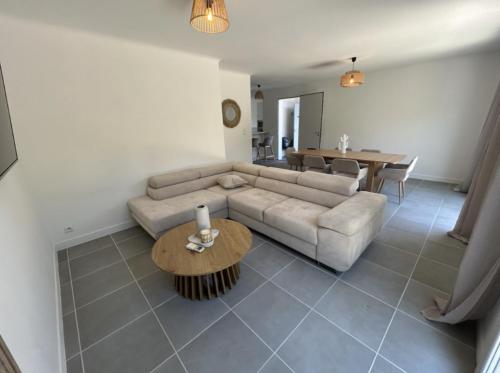 un salon avec un canapé et une table dans l'établissement L'étang au soleil, à Berre-lʼÉtang