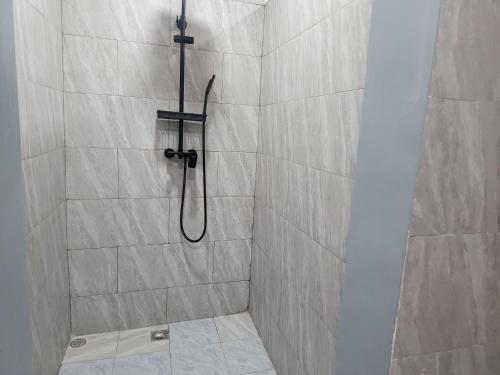 Wintana Apartments Kigali في كيغالي: دش مع رأس دش في الحمام