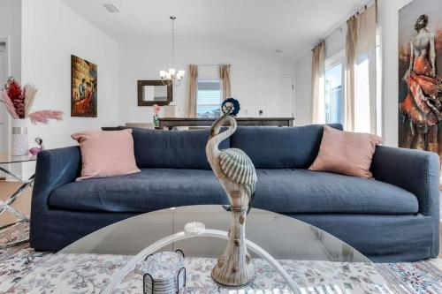 Χώρος καθιστικού στο New 2-2 Patio Villa with Golf Cart