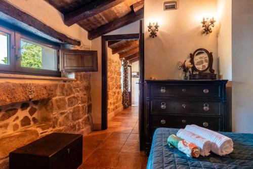 Un dormitorio con una cama y una pared de piedra. en Seaside Suite In Paradise, en Cefalú
