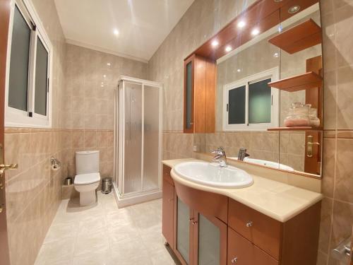 TH61 Apartamento vacacional Plaza de la Font في تاراغونا: حمام مع حوض ومرحاض