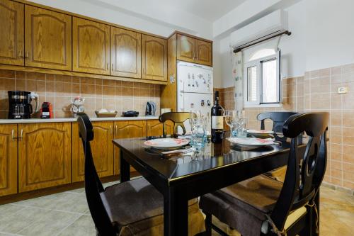 Kuchyň nebo kuchyňský kout v ubytování Traditional 3BR Family Home in Pyrgi Village