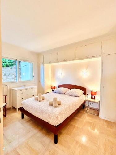 une chambre avec un grand lit dans une pièce dans l'établissement Golden Mornings, Sea, Garden, Breakfast & Free Parking, à Villefranche-sur-Mer