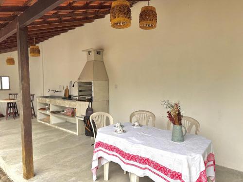 a dining room with a table and chairs at Refúgio em Lumiar com Piscina, Churrasqueira e Natureza ao Redor in Nova Friburgo