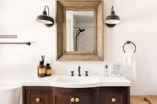 Ένα μπάνιο στο 1830 Enchanting, Light-Filled Farmhouse Apartment