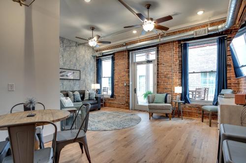 ein offenes Wohnzimmer mit einer Ziegelwand in der Unterkunft The Majestic Lofts in Nashville