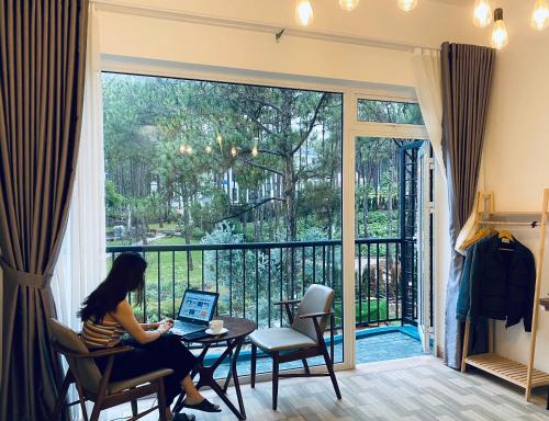 Balkón nebo terasa v ubytování Romeo & Juliet's Hồ Tuyền Lâm Dalat