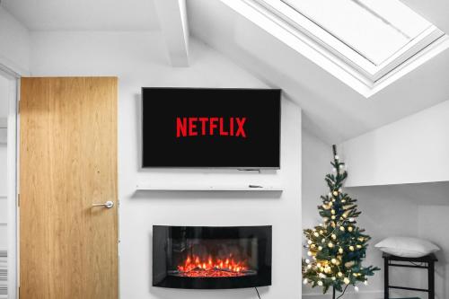 TV a/nebo společenská místnost v ubytování 1 Bedroom Apartment Bradford City Centre Foster Square