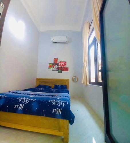 a small bedroom with a bed and a window at Biển Ngọc Homestay Đảo Bé Lý Sơn in Quang Ngai