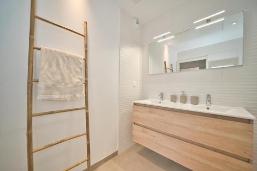 une salle de bain avec un lavabo et un miroir dans l'établissement Unique appartement à Nice vue mer imprenable, à Nice