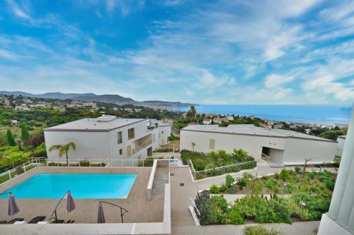une vue aérienne d'une maison avec piscine dans l'établissement Unique appartement à Nice vue mer imprenable, à Nice