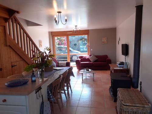 - un salon avec une grande table et un canapé dans l'établissement Moros, à Melgven