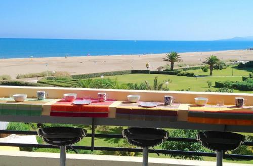 une table sur un balcon avec vue sur la plage dans l'établissement T3 climatisé, face plage de Canet Sud, double parking, WIFI, Linge et ménage inclus, à Canet