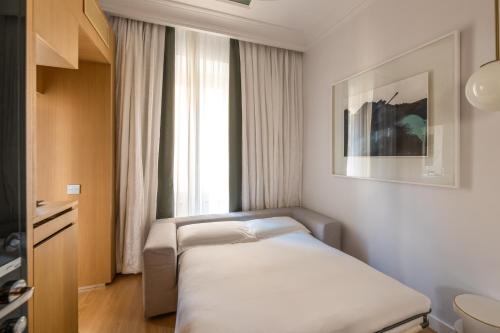 Una cama o camas en una habitación de Sofitel Roma Villa Borghese