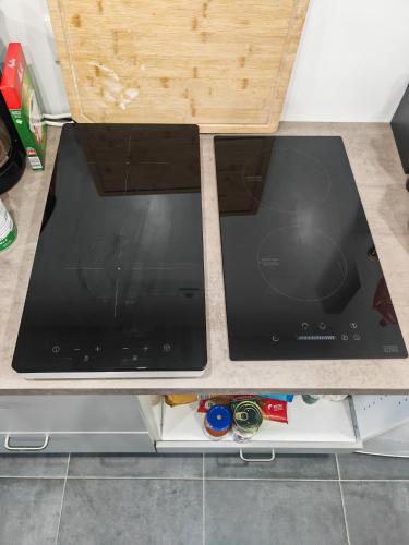 un four avec plaques de cuisson installé sur un comptoir dans l'établissement Maison rénovée à neuf Proximité, à Fromelennes