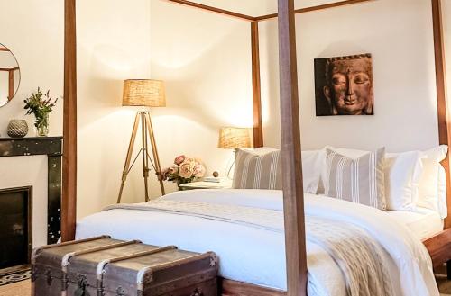 Ein Bett oder Betten in einem Zimmer der Unterkunft DIX Restaurant & Chambres d'hôtes, Sainte-Alvere, Dordogne