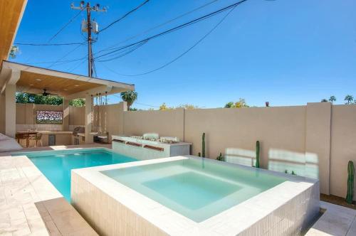einen Pool im Hinterhof mit einem Haus in der Unterkunft Old Town Coolidge by HoZho in Scottsdale