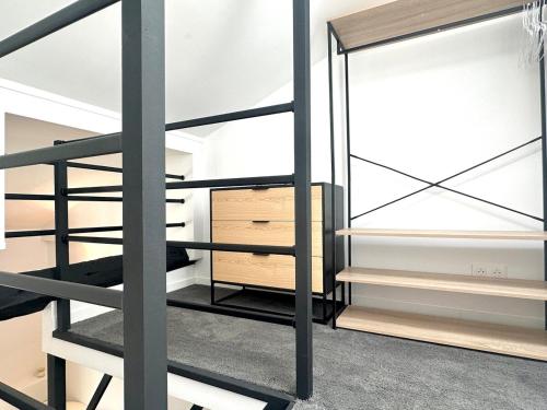 Cette chambre dispose de lits superposés et d'une échelle. dans l'établissement Stylish Loft Studio in Central Paris in Clery 4, à Paris