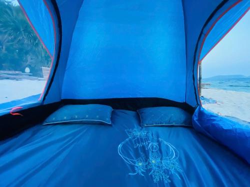 a blue bed in a tent on the beach at Biển Ngọc Homestay Đảo Bé Lý Sơn in Quang Ngai