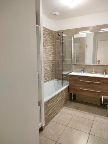 une salle de bain avec une baignoire, un lavabo et une douche dans l'établissement Lou Cantoun Villa neuve 6 à 8 personnes, à Saubion