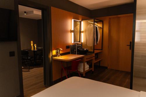 a dressing room with a desk and a mirror at Letoh Letoh Sevilla in Seville