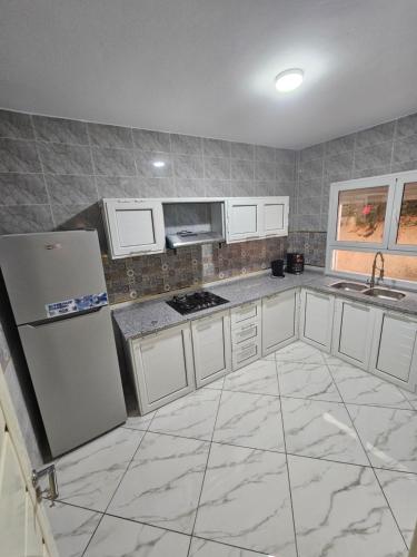 Kuchyň nebo kuchyňský kout v ubytování Dartoumana Ogla Zarzis Bient Elrais