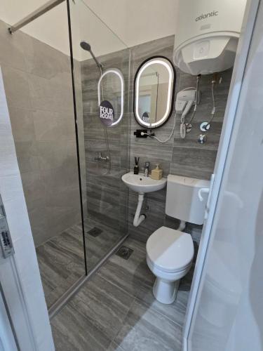 Ένα μπάνιο στο Hostel Four Rooms
