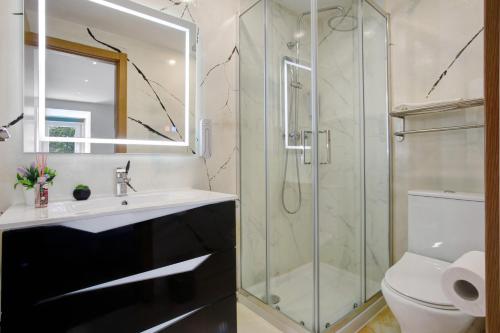 a bathroom with a sink and a shower at Moradia Dos Castelos Azul in Ourém