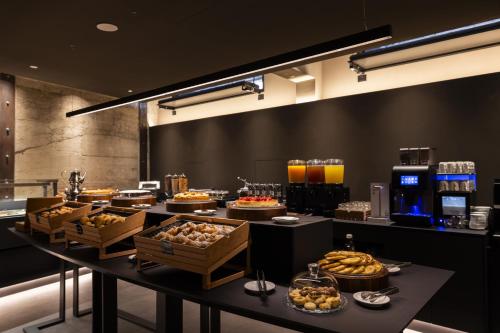 une ligne de buffet avec de nombreux types de nourriture différents dans l'établissement Joy 124 Hotel Milano, à Milan