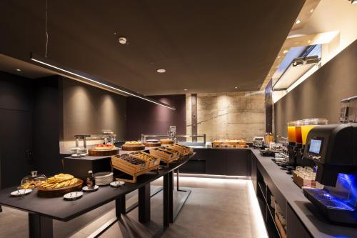 - un buffet dans un restaurant servant de nombreux plats dans l'établissement Joy 124 Hotel Milano, à Milan