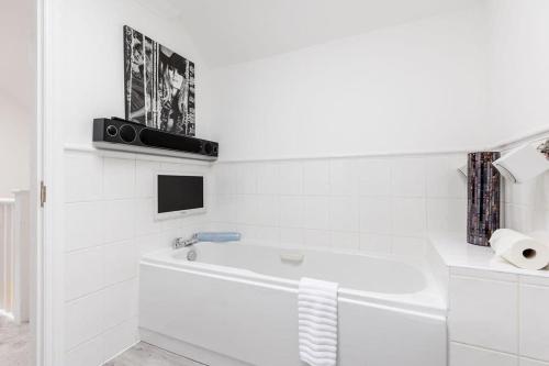 Televisyen dan/atau pusat hiburan di Magnolia House - Beautiful Townhouse in Old Town Poole