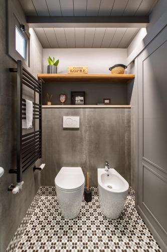a bathroom with a toilet and a sink at Dimora Michelangelo in Alessano