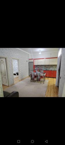 ガバラにあるGabala Cheap houseの部屋の中にテーブルと椅子があるダイニングルーム