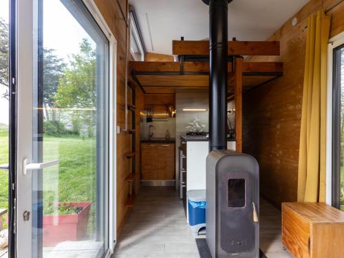 an internal view of a tiny house with a kitchen at La Cafoutche Tiny - 5 personnes in Gommenecʼh