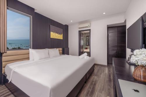 Кровать или кровати в номере Ocean Star Da Nang Bay Hotel