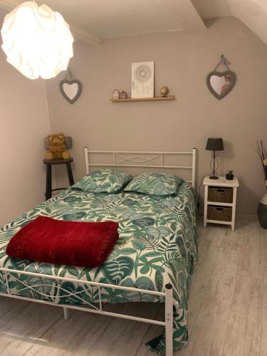 a bedroom with a bed with a red blanket at Suite parentale de Laudacieuse in Cazouls-lès-Béziers