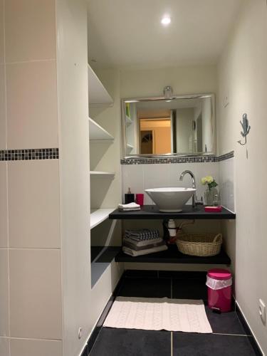 a bathroom with a sink and a mirror at Suite parentale de Laudacieuse in Cazouls-lès-Béziers
