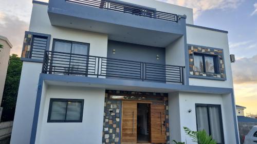 Entire Villa Albion 5 Bedroom and 4 bathrooms 270m2