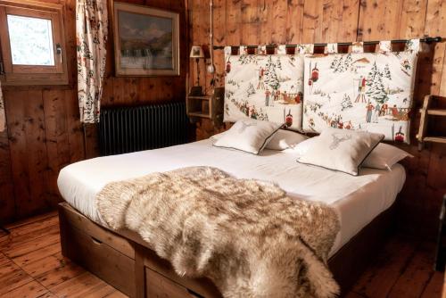 a bedroom with a bed with a blanket on it at Chaletbethere in Pila