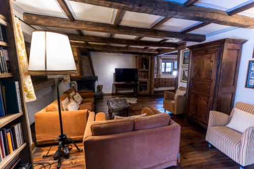 a living room with a couch and chairs and a lamp at Chaletbethere in Pila