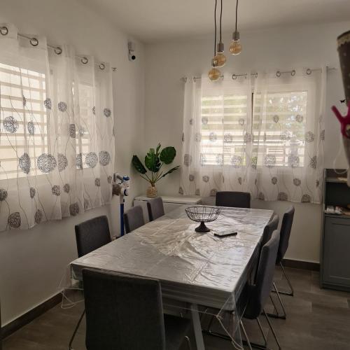 a dining room with a table and chairs at Casa Madi in Bayahibe