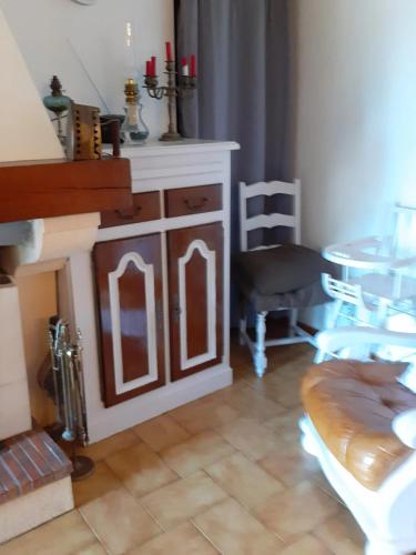 - un salon avec une armoire en bois et une table dans l'établissement Maison confortable avec jardin à Lahosse, 90 m², à Lahosse
