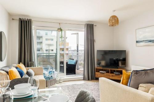 Et tv og/eller underholdning på Harbourside Retreat - Spacious Balcony with Harbour Views