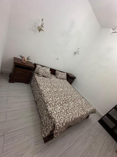 a bedroom with a bed and a dresser at Apartament Eugen in Băile Govora