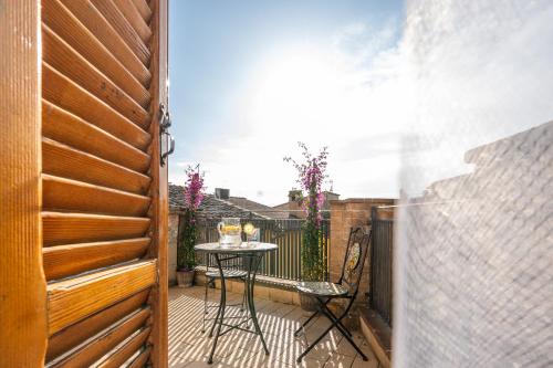 a patio with a table and chair on a balcony at Consi's House - ItalyWeGo in Torgiano
