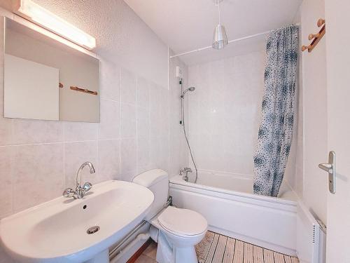 une salle de bain avec un lavabo, des toilettes et une baignoire dans l'établissement Grand Cerf 62, à Saint-Jean-dʼAulps