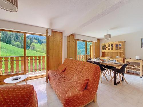 un salon avec un canapé et une table dans l'établissement Grand Cerf 62, à Saint-Jean-dʼAulps