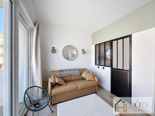 un salon avec un canapé et un miroir dans l'établissement Douce Escale Sea View, à Bray-Dunes